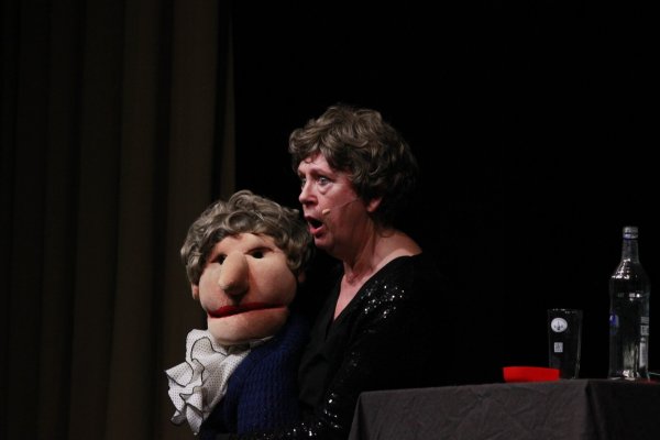 Mit ihrer Abschlussshow Ende offen – schöner Schlussmachen bietet die Kabarettistin, Schauspielerin und Buchautorin Lioba Albus alias Mia Mittelkötter ein tempo- und facettenreiches Bühnenprogamm. Hier als Mia Mittelkötter mit ihrer Handpuppe Mia. - © Juliana Szabo