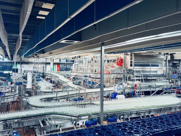 Bad Meinberger Mineralwasser wird in der Produktionsanlage in Flaschen gefüllt. Bei der Reinigung wird heute weniger Energie verbraucht als noch vor zehn Jahren. - © Bad Meinberger