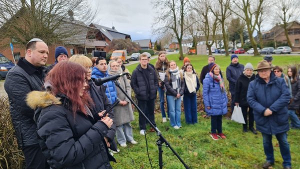 Der kleine jüdische Friedhof in Blomberg war zur Gedenkstunde an die Opfer der Shoah an diesem 80. Jahrestag der Befreiung des Vernichtungslagers Auschwitz außergewöhnlich gut besucht. Schülerinnen und Schüler des HVG hatten Texte vorbereitet. - © Marianne Schwarzer