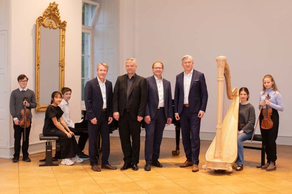 Der Nachwuchs bei der Arbeit: (von links): Artem Rychagov, Yingtong Xie, Fabian Luca Rose (alle DJI), Frank Sievert (VerbundVolksbank OWL), Prof. Piotr Oczkowski (HfM Detmold), Prof. Dr. Thomas Grosse (Hochschulrektor), Ansgar Käter (VerbundVolksbank OWL), Antonia Josephine Fischer, Elisa-Marie Kluwe (DJI). - © Alex Waltke/VerbundVolksbank OWL