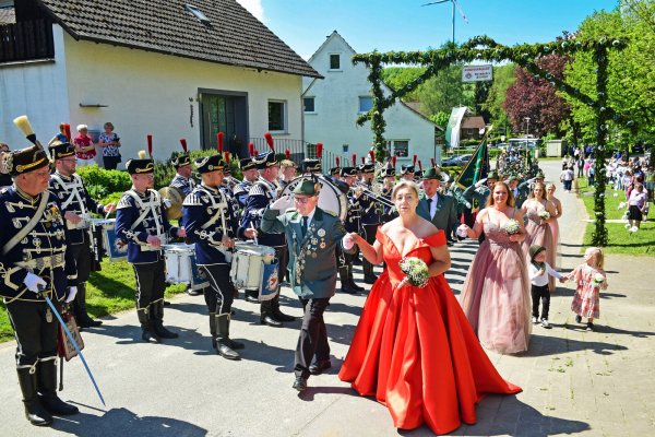 Schützenkönig Alois Plückebaum und seine Königin Anke Plückebaum marschieren in Kempen vorneweg. - © Nicole Ellerbrake