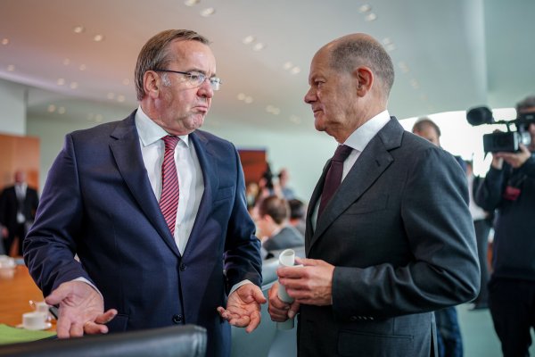 Verteidigungsminister Boris Pistorius (l.) oder Bundeskanzler Olaf Scholz? Wer wird Kanzlerkandidat der SPD? - © Kay Nietfeld/picture alliance/dpa