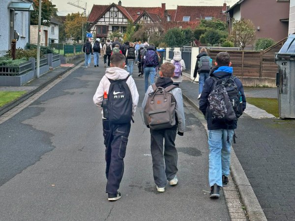 Im Querweg können sich Schüler dank der morgendlichen temporären Sperrung sicher bewegen. - © Bildrechte: Gemeinde Schlangen