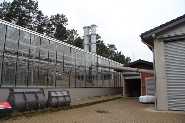 Aus der Halle, in der der Klärschlamm trocknet, soll bald kein unangenehmer Geruch mehr austreten. Dazu werden Sprühlanzen in die Kamine (im Hintergrund) gebaut, die die Abluft mit Mehrfachzuckern versetzen. - © Nadine Uphoff