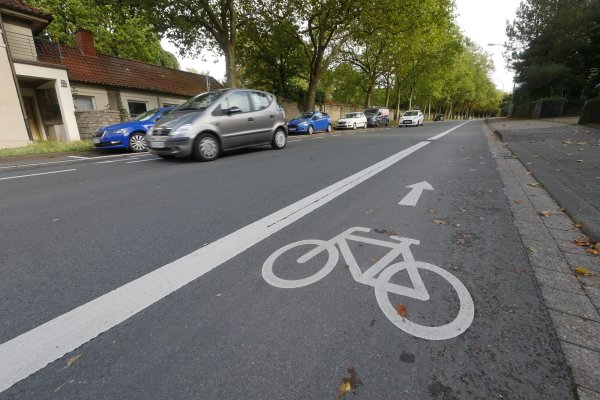 Wie im unteren Bereich der Blomberger Straße soll nun auch der obere Teil werden: Ein Radweg bergauf (bei Wegfall der Parkmöglichkeiten) und ein vom motorisierten Verkehr überfahrbarer Radler-Schutzstreifen bergab. - © Jost Wolf