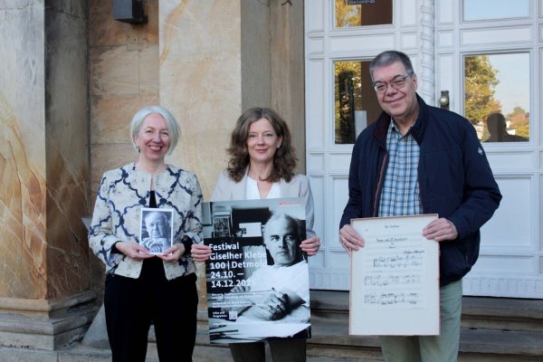 Prof. Dr. Antje Tumat, Jelka Lüders und Christian Köhn (v. links) sind bereit für den Start des Klebe-Festivals. - © HfM Detmold/Friedrich von Plettenberg
