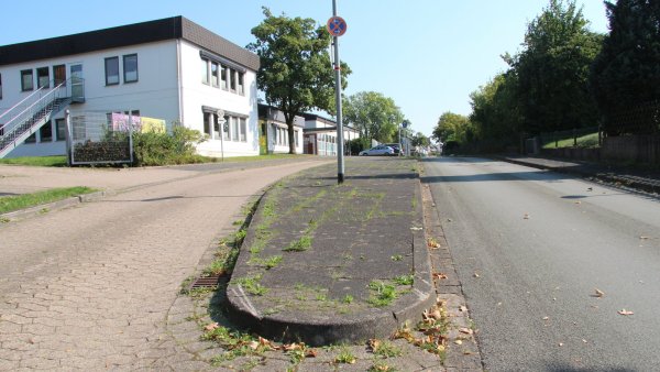 Der Schlingweg ist entlang der Grundschule von der Pivitsheider Straße bis zur Kita Einbahnstraße. Die SPD möchte eine Schulstraße draus machen, um Durchgangsverkehr und Elterntaxis auszusperren. - © Dieter Asbrock