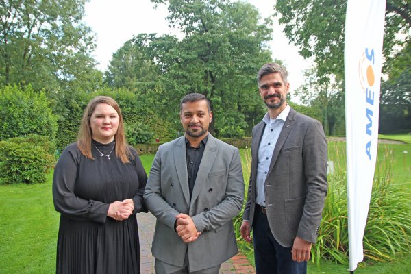 Krankenhausdirektorin Sabrina Zientek und Regionalgeschäftsführer Karsten Bepler (rechts) begrüßen Samir Hassan als neuen Chefarzt des Ameos-Klinikums Bad Salzuflen. - © Ameos Klinikum