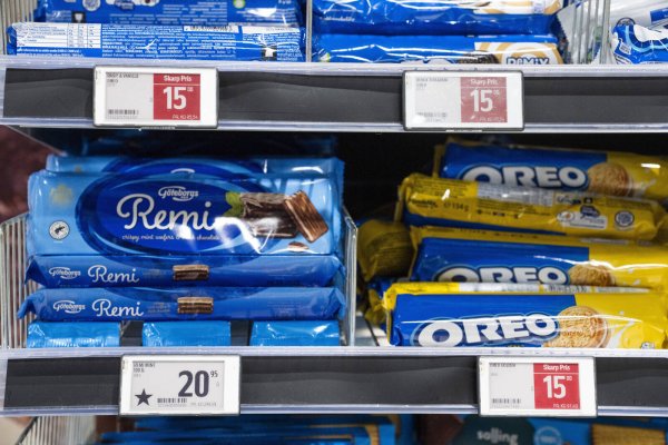 In einem dänischen "Bilka"-Supermarkt weist ein Sternchen auf dem Preisschild darauf hin, dass die Kekse aus Europa stammen - rechts liegen die Oreos aus den USA. - © IMAGO/Ritzau Scanpix