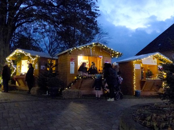 Malerische Holzhütten sorgen für vorweihnachtliche Stimmung auf dem Weihnachtsmarkt in Bösingfeld. - © Rudi Rudolph