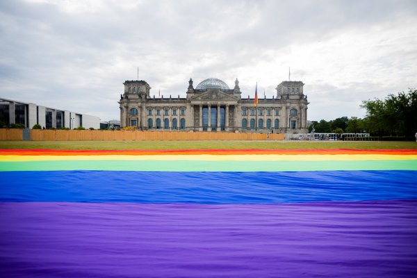 Eine riesige Regenbogenfahne lag im Mai 2023 bei einer Aktion der Initiative "Grundgesetz für Alle" für die Rechte und den verfassungsmäßigen Schutz der Rechte queerer Menschen vor dem Reichstagsgebäude in Berlin. Gelten die Rechte auch bei der Personalauswahl an Bekenntnisschulen in Lippe? - © Christoph Soeder