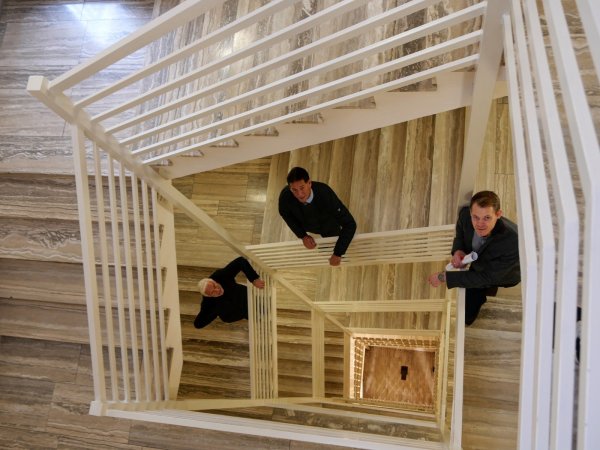 <p>Die Besitzer des Objektes Lange Straße 78, Josef Nipen (links) und Andreas Kunz (Mitte) und der Expansionsleiter von Careunities Nick Klaasen (rechts) kurz nach der Mietvertragsunterzeichnung.</p>
- © Till Sadlowski