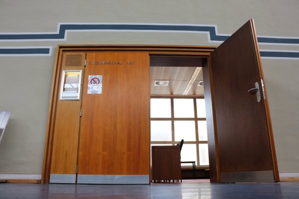 Vier Jahre nach den angeklagten Taten stehen ein 26-jähriger Detmolder und ein 45-jähriger Lagenser vor Gericht. Sie sollen diversen Handyverträge abgeschlossen - ohne diese zu bezahlen - und die neuen Mobiltelefone gewinnbringend weiterverkauft haben... - © Janet König