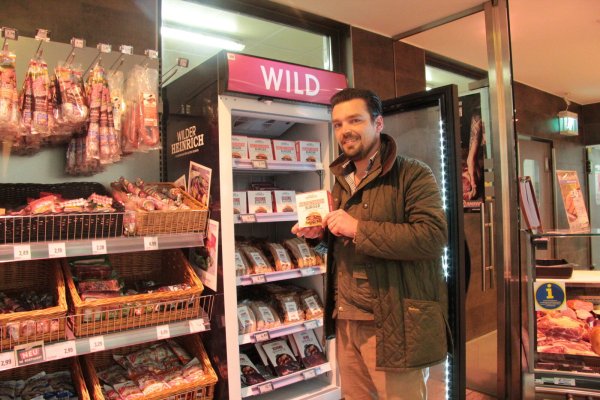 Falk Trompeter präsentiert in einem großen Supermarkt in Blomberg Produkte des „Wilden Heinrich“. Er hat das Unternehmen im Jahr 2015 mit gegründet. - © Karolina Schmidt