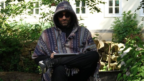 Antonio Duarte aus Berlin fertigte Skizzen vor dem Torhaus im Innenhof des Wasserschlosses Reelkirchen an. - © Axel Bürger
