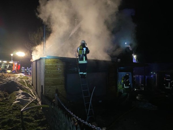 In Hillentrup ist in einem Garagenanbau ein Feuer ausgebrochen. - © Feuerwehr Dörentrup