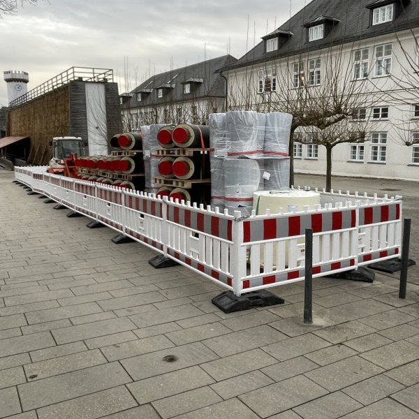Bildbeschreibung: Die Wärmeleitungen und der Bagger stehen bereit. Die Baustelle an der Salinenstraße beginnt in Kürze. - © Stadt Bad Salzuflen