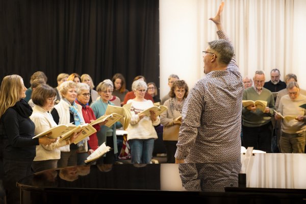 Noch wird intensiv geprobt: Dirigent und Chorleiter Prof. Florian Ludwig gibt deutliche Zeichen auf dem Weg zur Aufführung von Verdis Messa da Requiem. - © Eva Maria Richter