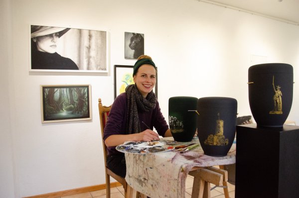 Maxi Holder in ihrer Ausstellung „Portraits“. - © Georg Kälble