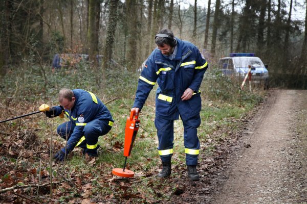 THW-Mitarbeiter suchen in einem Pivitsheider Waldstück im Januar 2015 mit Metalldetektoren nach der Kugel, die einen Jogger am Oberschenkel verletzt hat. - © Archivfoto: Bernhard Preuß