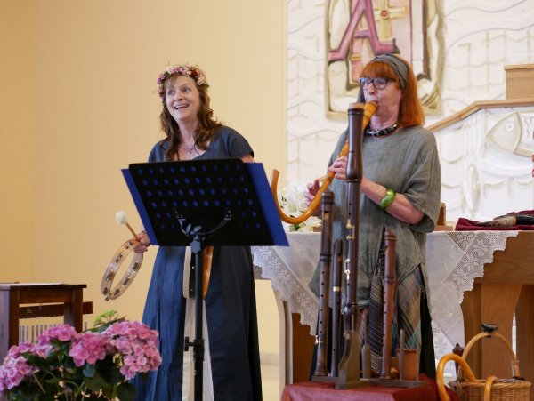 Mit Krummhorn, Trommel und Gesang. Antje Schmidt und Gudrun Woznitza begeistern mit Maien- und Frühlingsliedern (von links) - © Thomas Krügler