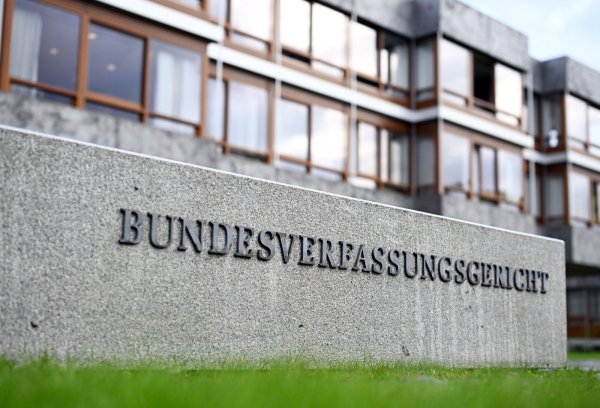 Blick auf das Bundesverfassungsgericht: Die obersten Richterinnen und Richter sollen vor dem Einfluss der Politik geschützt werden. - © picture alliance/dpa