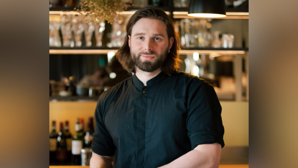 Der Detmolder Daniel C. Fischer hat seine Karriere in renommierten Restaurants fern der Heimat begonnen. Heute ist er Inhaber und Chefkoch im Porte Neuf in der Leopoldstraße. - © ACH-Fotos