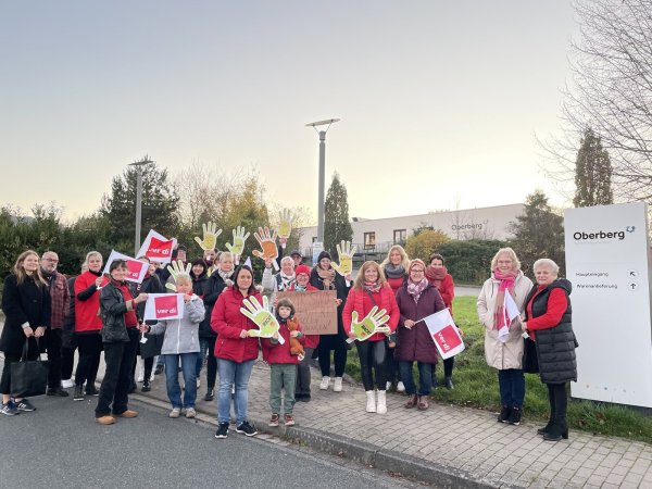 Vor der Oberbergklinik Weserbergland in Extertal haben sich zahlreiche Mitarbeiterinnen und Mitarbeiter eingefunden, um gemeinsam mit ver.di für eine bessere Bezahlung zu protestieren. - © Nicole Krug/Verdi