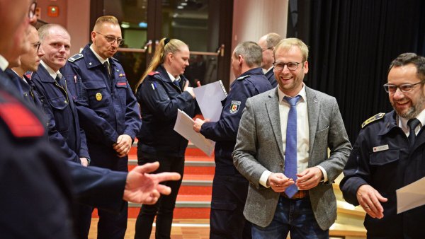 Bürgermeister Borris Ortmeier und Sascha Medina (stellv. Kreisbrandmeister) vergeben die Auszeichnungen an die Geehrten - © Nicole Ellerbrake
