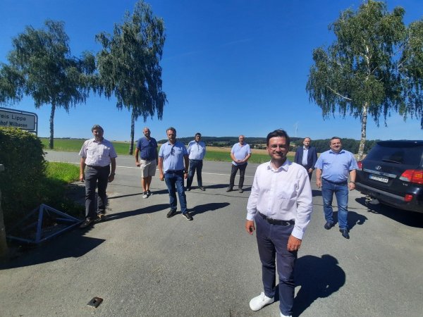 Thomas Kutschaty (vorne), Fraktionsvorsitzender der SPD im Landtag NRW, hat im Zuge seiner Sommertour auch einen Zwischenstopp in Blomberg eingelegt. Dort traf er sich zum Gespräch mit (hinten von links) Jürgen Berghahn, Siegbert Fried, Antonio Noack, Adolf Steuer, Elmar Meilenbrock, Christoph Dolle und Landrat Dr. Axel Lehmann. - © Michaela Weiße