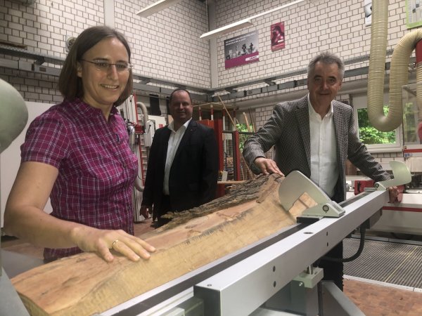 Professorin Katja Frühwald-König, Arne Brand (Landesverband Lippe) und Kreis-Wirtschaftsförderer Uwe Gotzeina (von links) bilden mit Frank Limpke den Vereinsvorstand. - © Martin Hostert