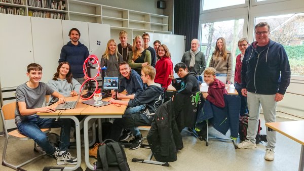 Bringt den 3D-Druck in das Niklas-Luhmann-Gymnasium: Florian Tappe, Lehrer am NLG (Dritter von links) sowie Thomas Mahlmann (von rechts) vom zdi-Zentrum Lippe MINT, Schulleiterin Katrin Tebben, Lehrerin Wiebke Gerling, Norbert Fischer (Vierter von links), Dozent am zdi-Zentrum Lippe MINT, mit den jungen 3D-Druckspezialisten. - © Lippe Bildung eG