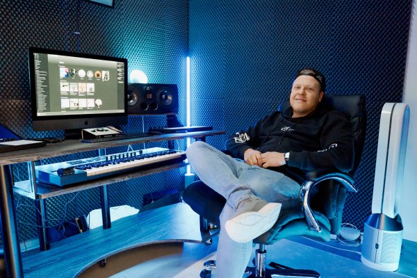 Dario Schürmann sitzt im Osnabrücker Studio von Labelchef und DJ-Star Robin Schulz. - © Lennart Gelke