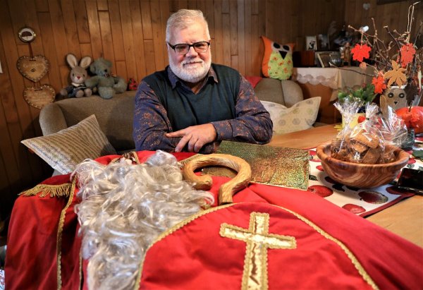 Uwe Ahlemeyer ist seit 25 Jahren als heiliger Nikolaus unterwegs. Nach fünf Jahren mit geliehenem Umhang und Bischofsmütze hat er sich diese selbst zugelegt. Und der hölzerne Bischofsstab ist selbst geschnitzt. - © Simone Flörke