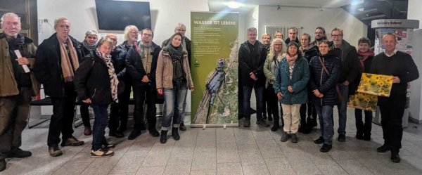 Foto AG und Besucher bei der Ausstellungeröffnung "Wasser ist Leben" im Kalletaler Rathaus. - © Gemeinde Kalletal