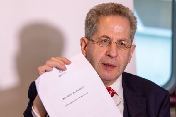 Der Ex-Verfassungsschutzpräsident Hans-Georg Maaßen hält während der Pressekonferenz am 17. Februar 2024 das Gründungsprogramm der "Werteunion" auf dem Ausflugsschiff Godesia in die Kameras. - © Thomas Banneyer/dpa