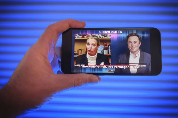 Unterstützung für die AfD: Nach Elons Musks Live-Talk mit Kanzlerkandidatin Alice Weidel ließen viele Unternehmen in OWL ihre Konten bei X nicht mehr ruhen, sondern löschten sie aktiv. - © IMAGO/Guido Schiefer