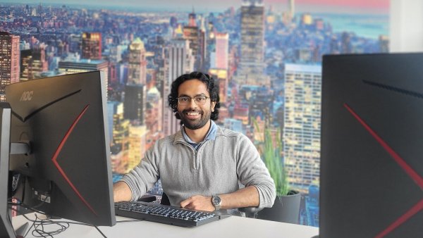 Anuj Dalvi ist der neue Community Manager für die Internationalen IT- Masterstudenten. Im CIIT wurden für die Neuzugänge extra ein Gaming-Room eingerichtet, der auch für Partys genutzt werden darf. - © Katrin Kantelberg