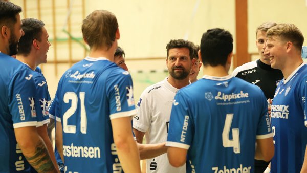 Florian Kehrmann, hier beim ersten Testspiel in Lafferde, freut sich, dass er seine Mannschaft in Schweden um sich hat. - © paul cohen