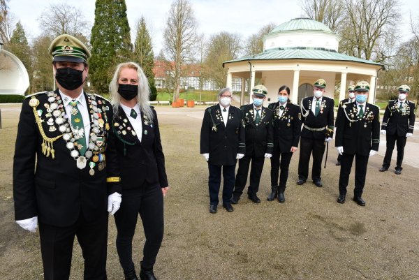 Mussten die Absage des Schützenfestes bekannt geben: Kaiser Gerhard Ruß und Königin Sylvana Kriebler mit dem Hofstaat und Teilen des Schützenvorstandes. - © Nicole Ellerbrake