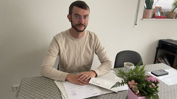 Andrew Wilson hat schon einen ganzen Aktenordner voll mit Gutachten und medizinischen Stellungnahmen, in denen es um seine Fahrtauglichkeit geht. - © Silke Buhrmester
