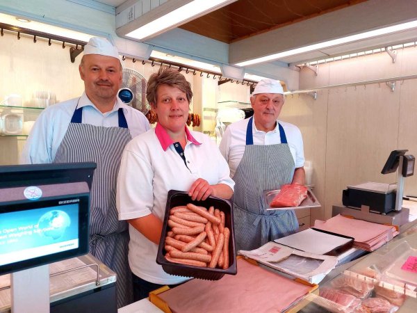 Andreas (51, von links), Alexandra (48) und Eckhard Grämmel (77) machen bereits seit Sommer eine unfreiwillige Marktpause in Detmold. Wie es aussieht, werden sie nicht zurückkehren. - © Janet König