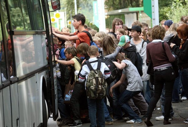 Die Einführung eines kostenlosen Bustickets für Detmolder Schulkinder beschäftigt weiterhin Politik und Verwaltung. - © Uwe Zucchi/dpa