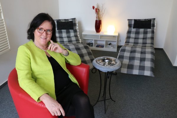Elke Loebnau sitzt in einem der Entspannungsbereiche im IN-TI - © Alexandra Schaller
