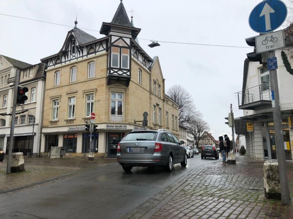 Herzstück des Umbaus wird die Kreuzung Stift- und Breite Straße. Hier findet auch der Verkehrsversuch statt. Der Verkehr soll zweispurig und ohne Ampel fließen. Das soll auch Fußgängern helfen, die momentan oft unnötigerweise warten. - © Till Brand