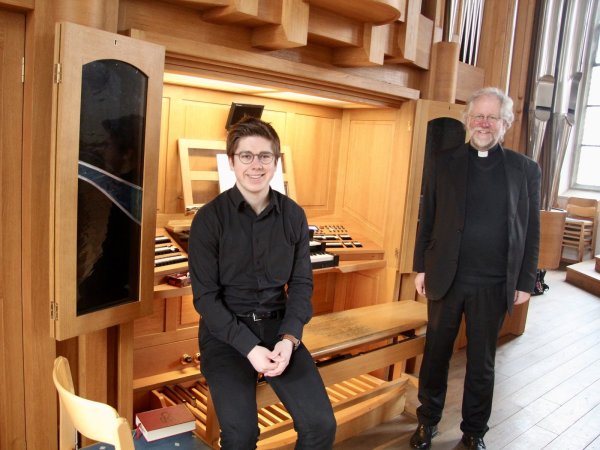 Interimsorganist Max Jenkins (links) und Pfarrer Frank Erichsmeier an der Paschen-Orgel in der Detmolder Martin-Luther-Kirche. - © Barbara Luetgebrune