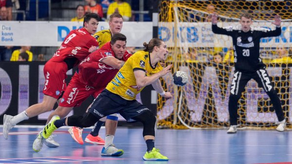 Leos Petrovsky (links) und Frederik Simak werden ordentlich schuften müssen, um Juri Knorr und Ymir Örn Gislason unter Kontrolle zu behalten. - © foto2press
