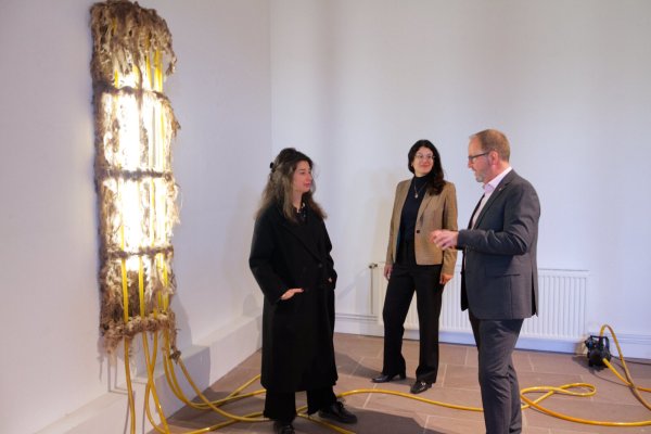 Maeva Grapain (links), Mayarí Granados, Jörg Düning-Gast; im Vordergrund die Installation "Shell" vom Kollektiv Grapain, Ausstellung im Robert-Koepke-Haus in Schwalenberg, Foto: LVL S. Theuner. - © Landesverband Lippe