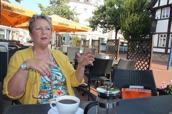 Im Lieblingscafé in der Lagenser Innenstadt: Ursula Jacob-Reisinger erzählt von ihrer früheren Arbeit bei Karstadt und Hertie, ihrem Werdegang zur Gewerkschaftssekretärin und ihrer Lust am Handwerklichen. - © Martin Hostert