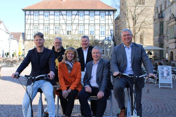 Niklas Koormann, Jan Wisomiersky (beide Lippe Tourismus und Marketing, von links), Rintelns Bürgermeisterin Andrea Lange, Thomas Gieselmann (Pro Rinteln), Hubertus Fricke (Kämmerer der Gemeinde Extertal) und Dirk Ackmann (Pro Rinteln) freuen sich auf den Start der diesjährigen Draisinensaison. - © Lorraine Brinkmann